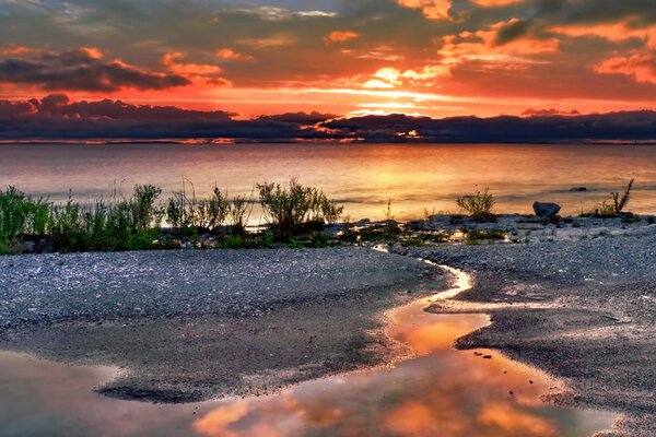 Maravillosa puesta de sol entre el lago