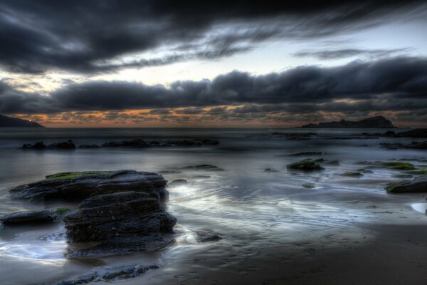 Paisaje nocturno. Mar, rocas