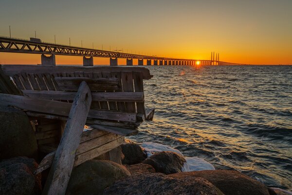 Puesta de sol en un puente en Suecia