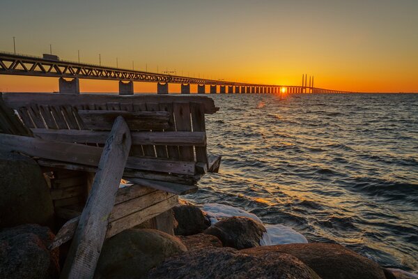 Zachód słońca przy moście w Szwecji