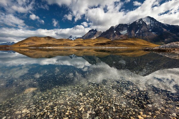 Reflexion im Wasser der Steine am Grund des Sees