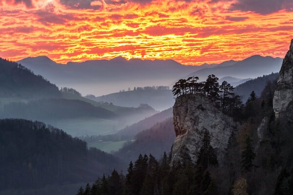 Hackathon rouge avec des montagnes dans le brouillard