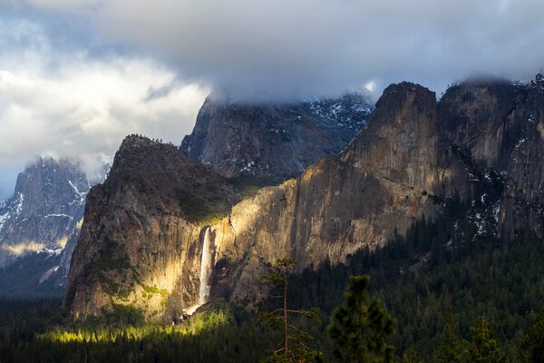 Luce magica che cade sulle montagne attraverso una tela di nuvole