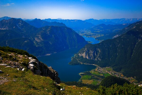 La bellezza di un lago di montagna in Italia