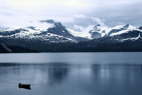 Winter mountains and ozreo with a boat