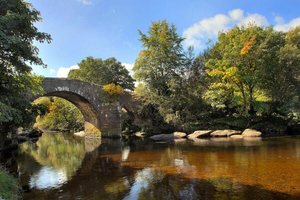 Buckelbrücke über den Fluss