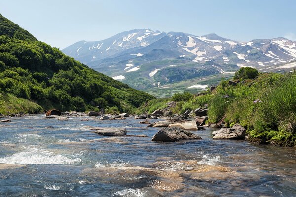 Title ruisseau qui coule sur les rochers