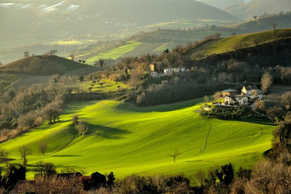 Por la belleza con nada se confunden los campos y las colinas de Italia