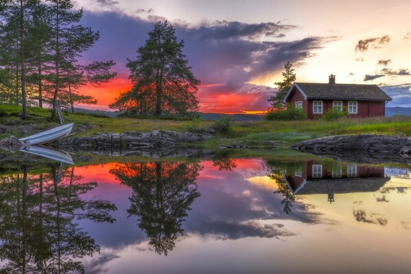 Sonnenuntergang am See in Norwegen