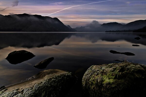 Rocce e montagne vicino al lago alswater