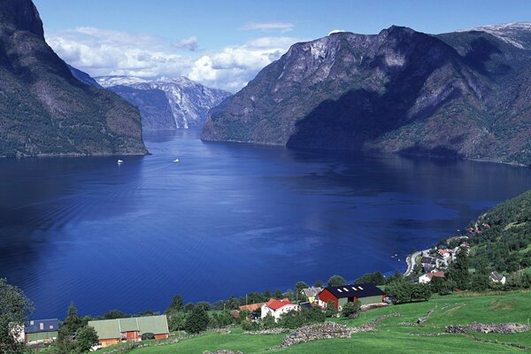 Norwegen Berge Ufer Häuser Bäume