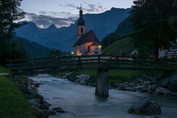 Pont sur la rivière à côté de l église Saint-Sébastien en Allemagne