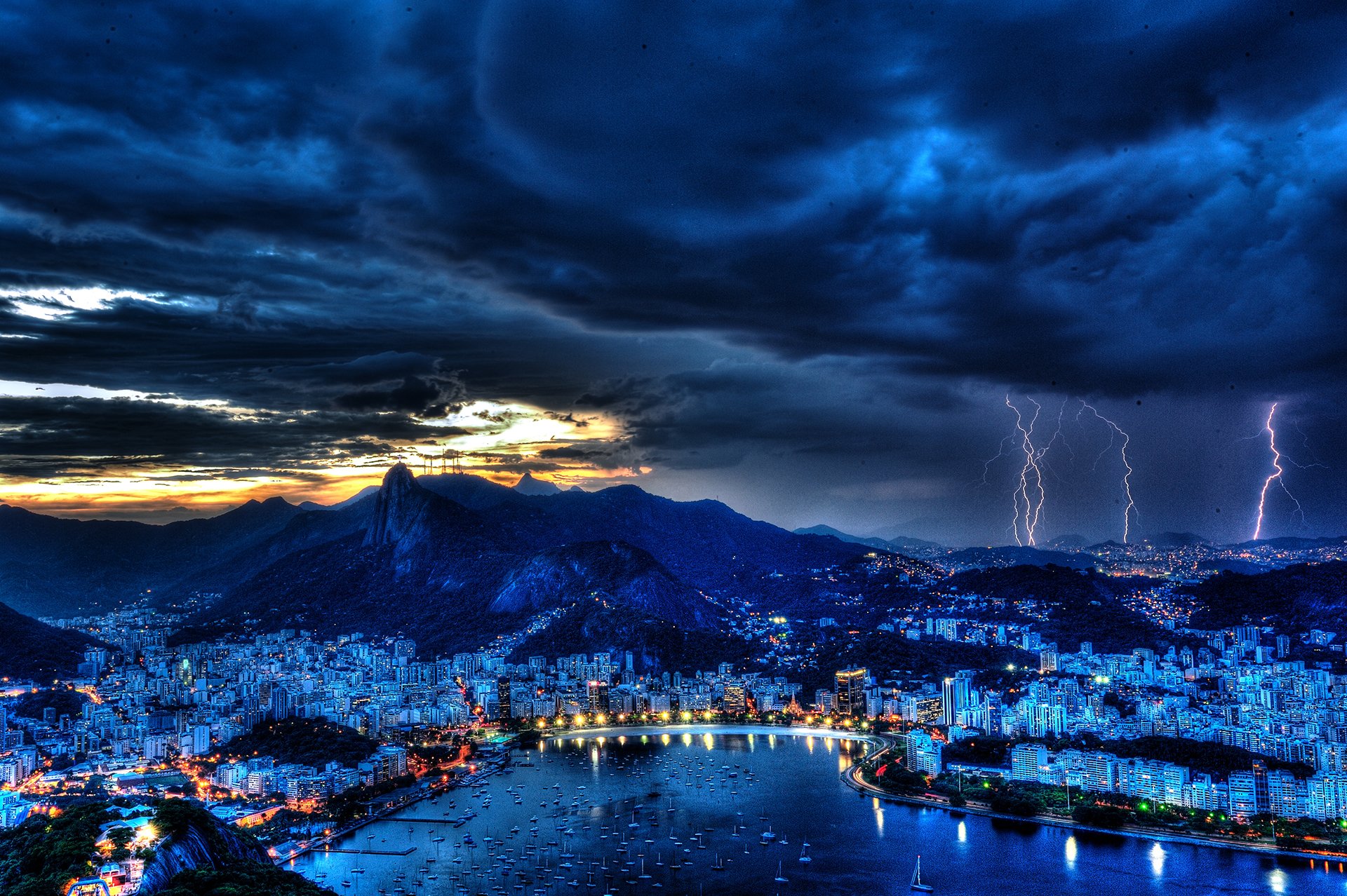 rio de janeiro brésil nuit ciel nuages orage foudre port baie lumières