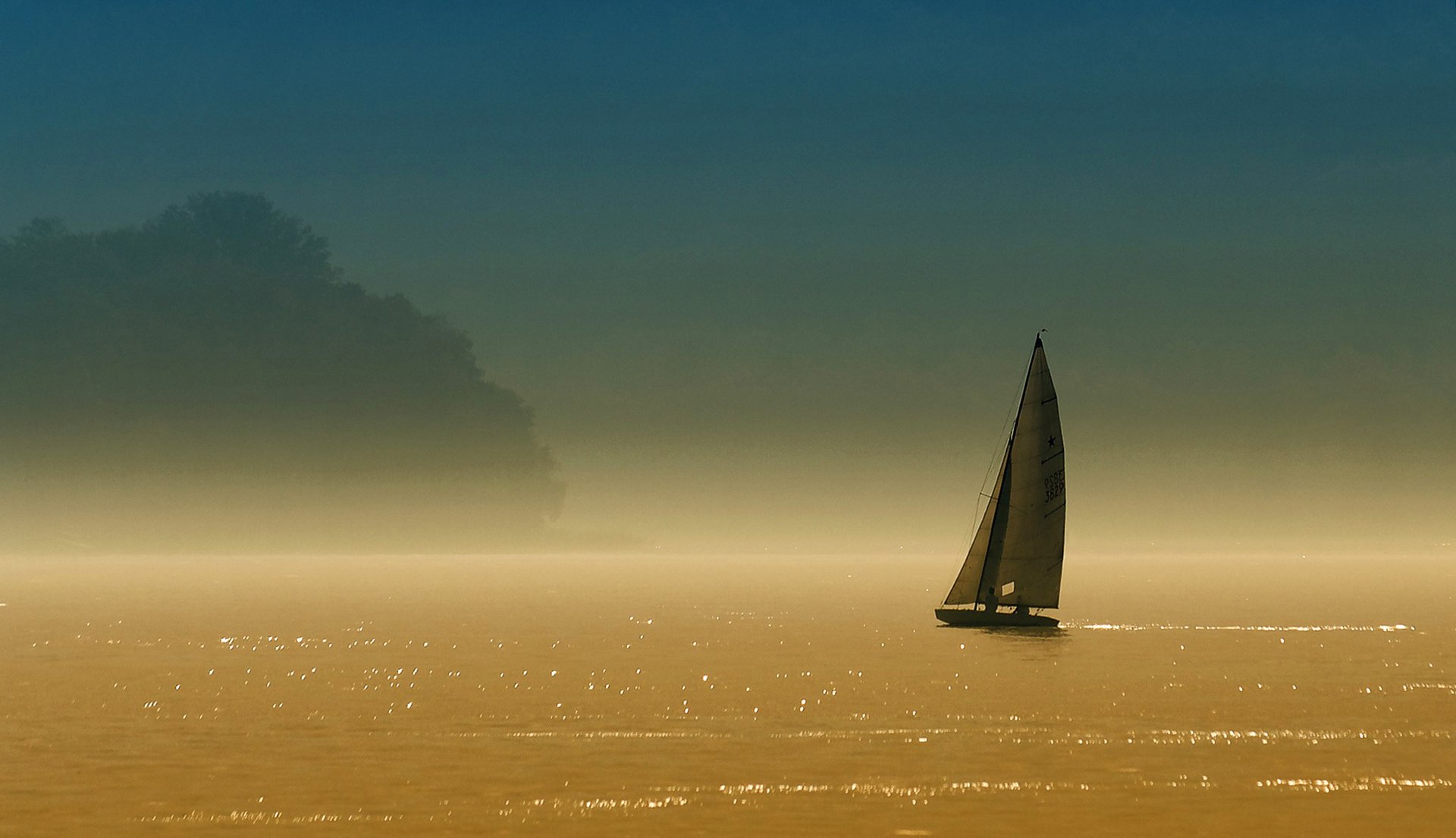 cielo lago árboles barco vela neblina