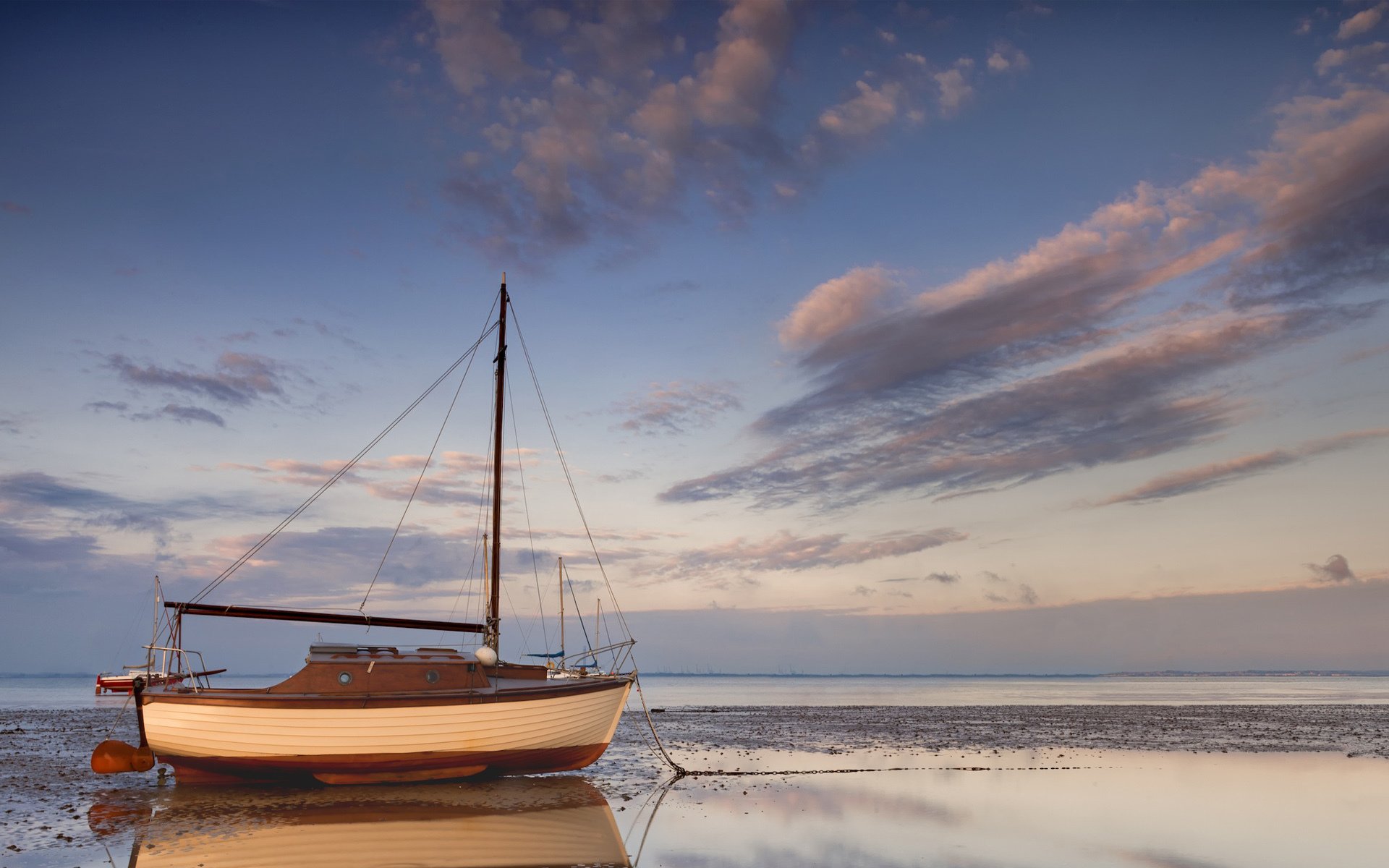 meer gestrandet segelboot schiff schlamm