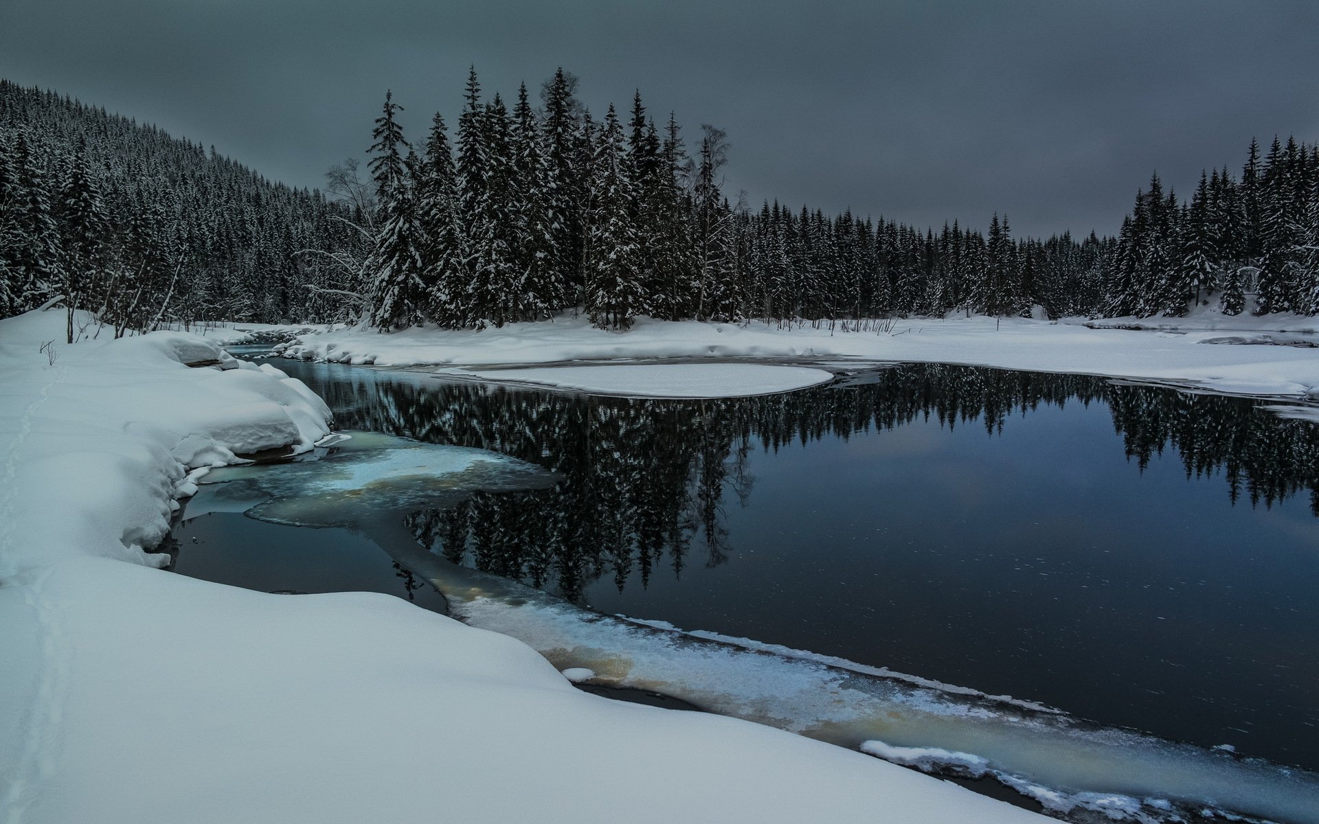 Черное озеро зимой