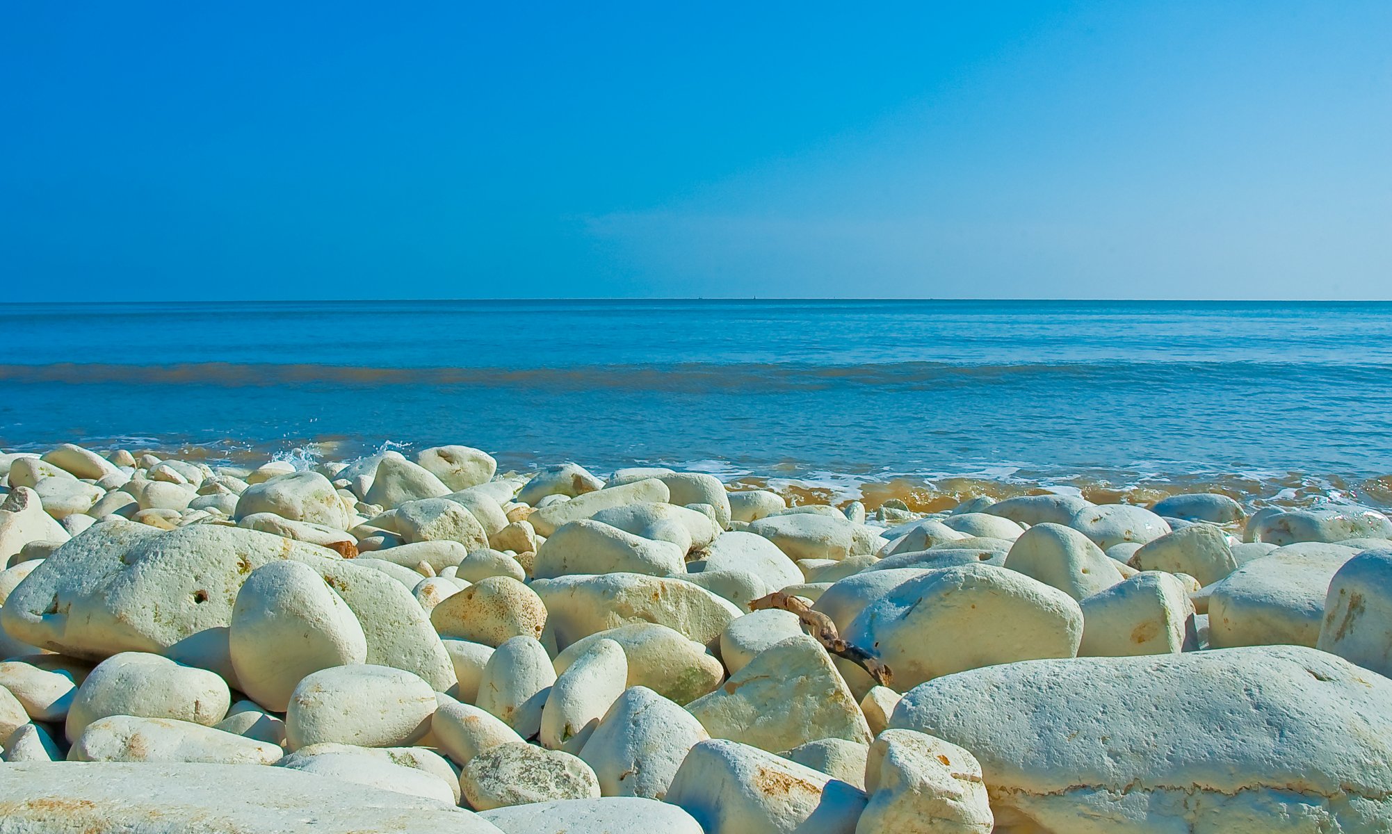 meer wellen ufer steine dane dyke bridlington east yorkshire