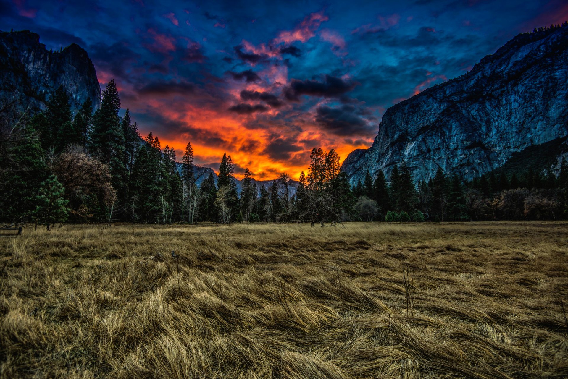 parque nacional de yosemite estados unidos california prado hierba árboles montañas puesta de sol nubes naturaleza