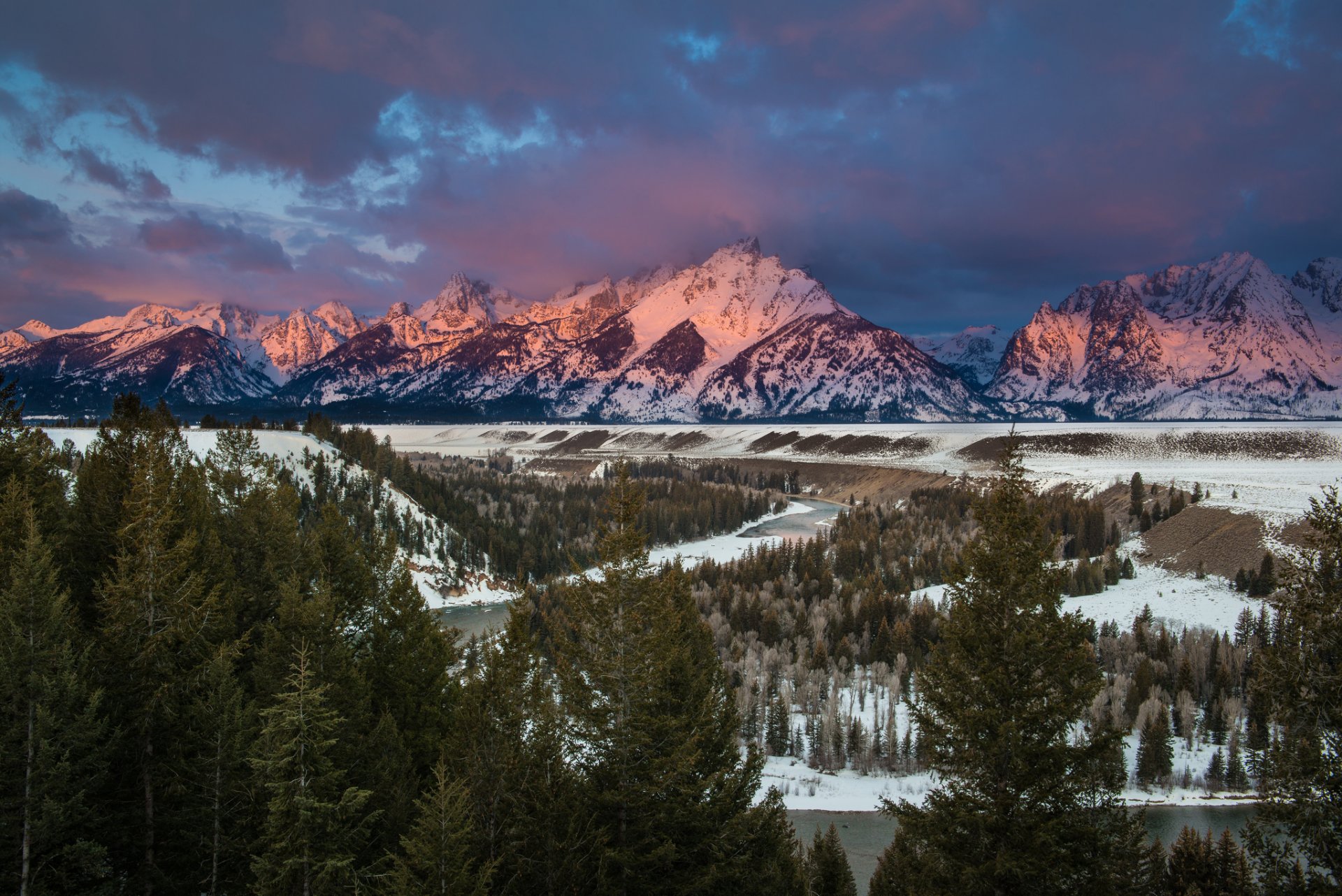 forêt épinette rivière montagnes hiver coucher de soleil