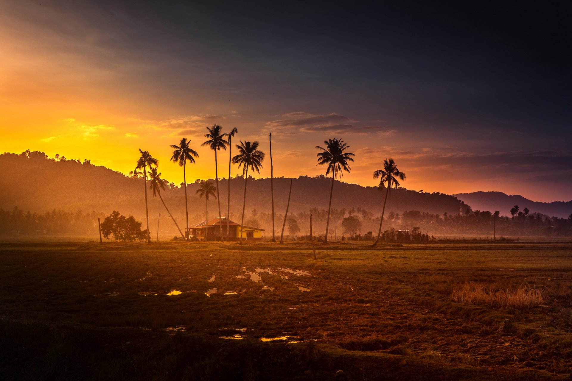 malaisie coucher de soleil cabane palmiers jungle montagnes