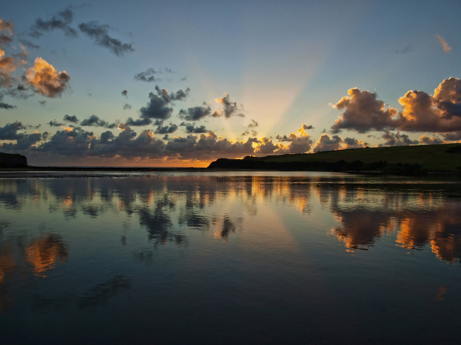 fiume alba riflessione nuvole ☁