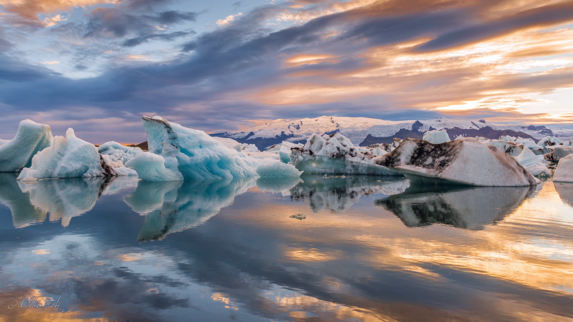 islandia jezioro laguna lód lodowce śnieg wieczór zachód słońca niebo chmury odbicie