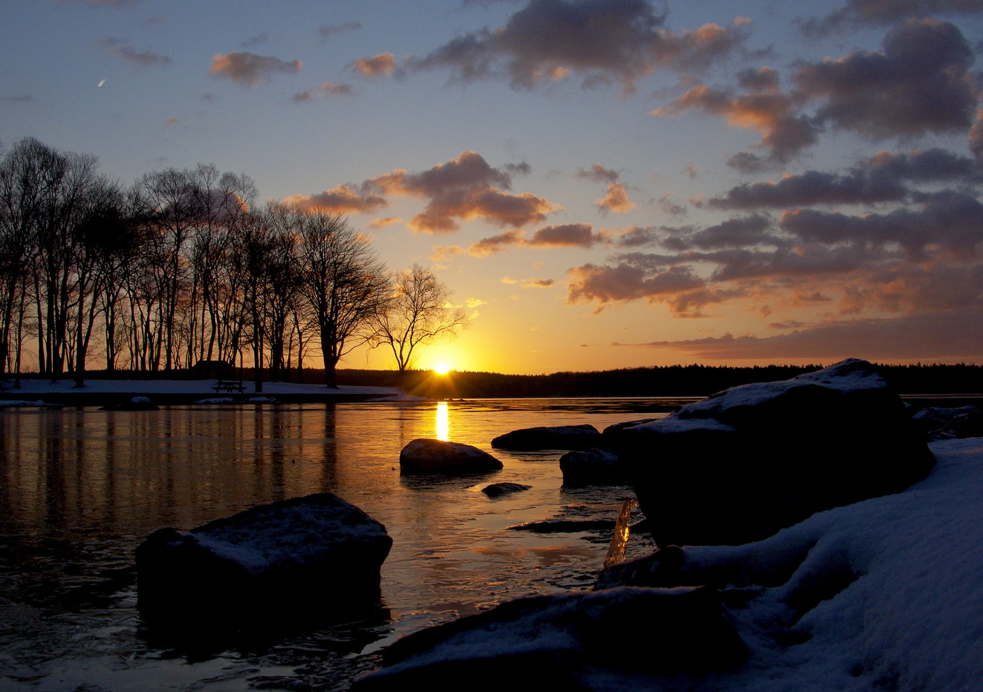 inverno lago rocce neve ghiaccio alberi sole alba