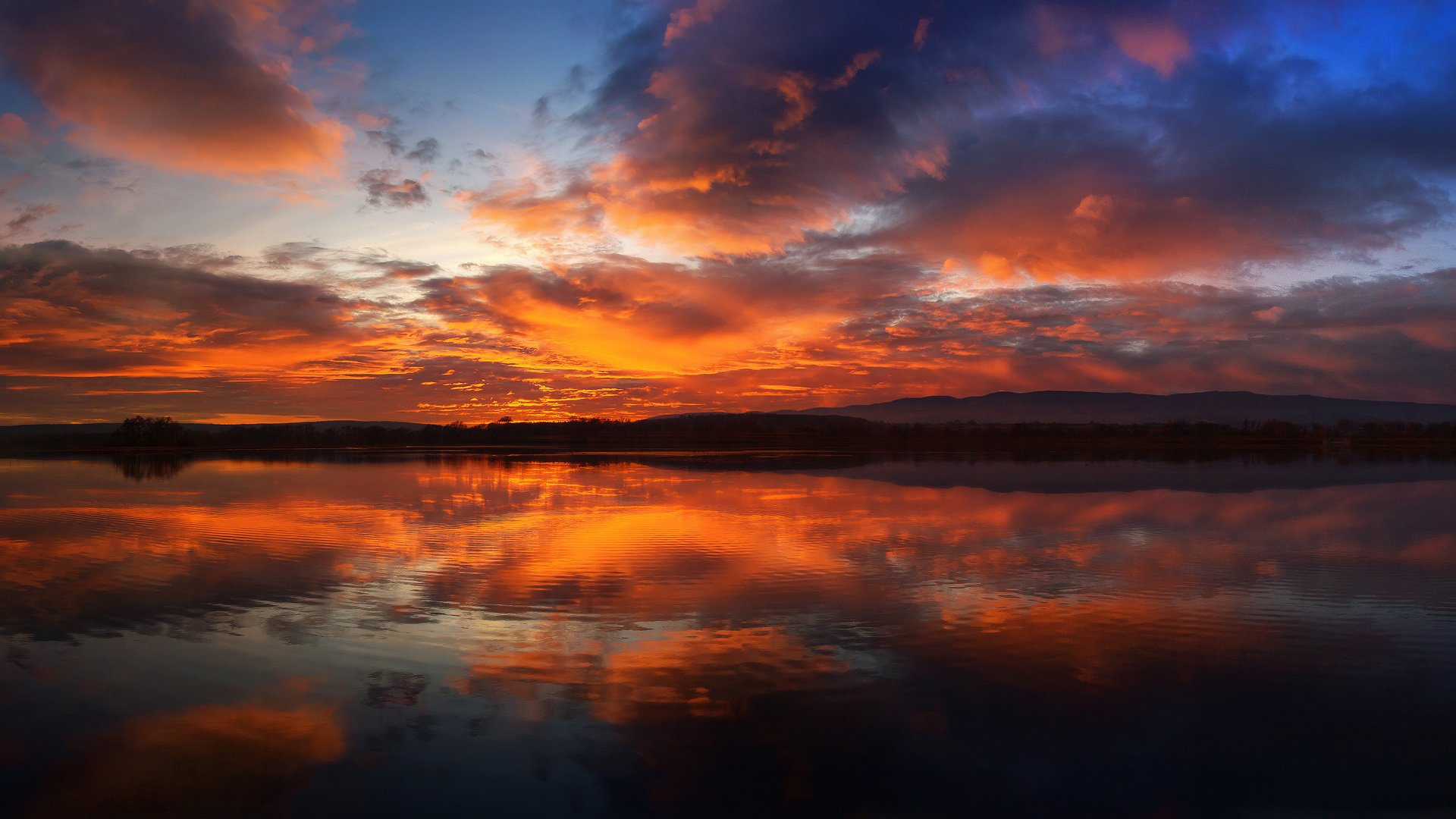 río bosque montañas cielo nubes reflexión puesta de sol