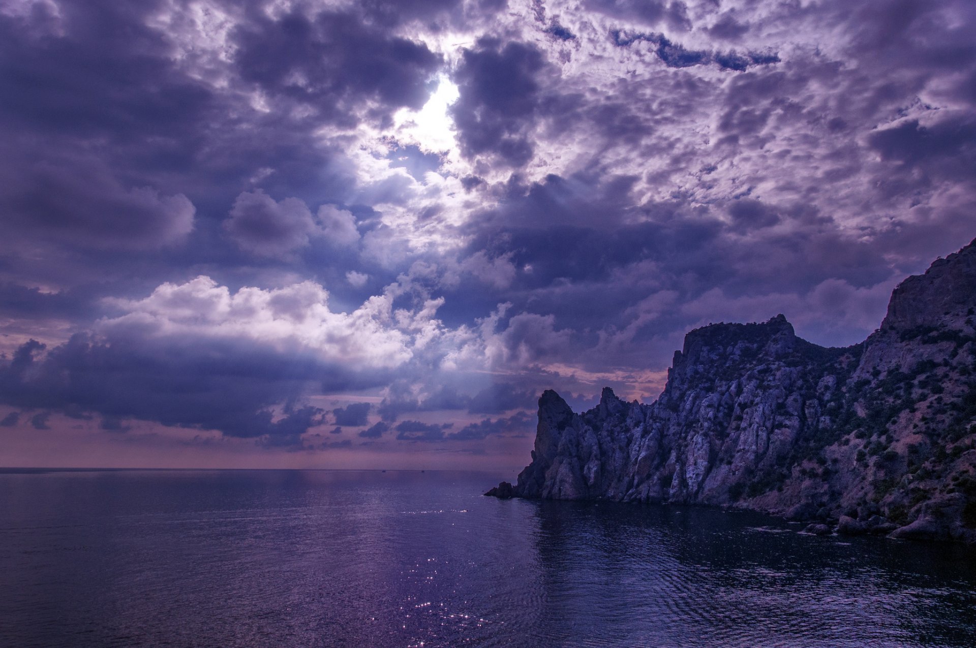 meer strand felsen wolken sonnenstrahlen