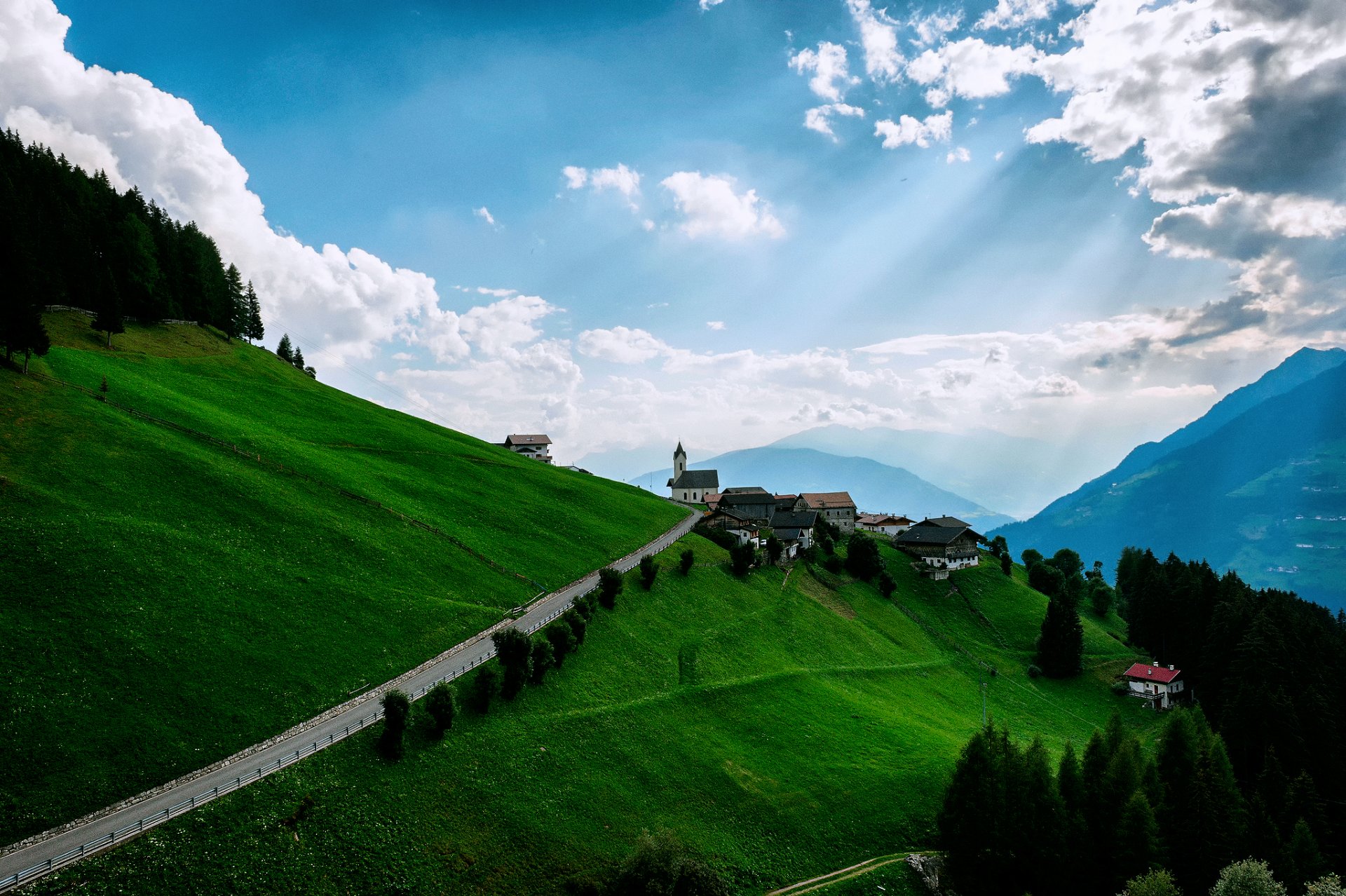 berge wiesen hänge häuser himmel wolken