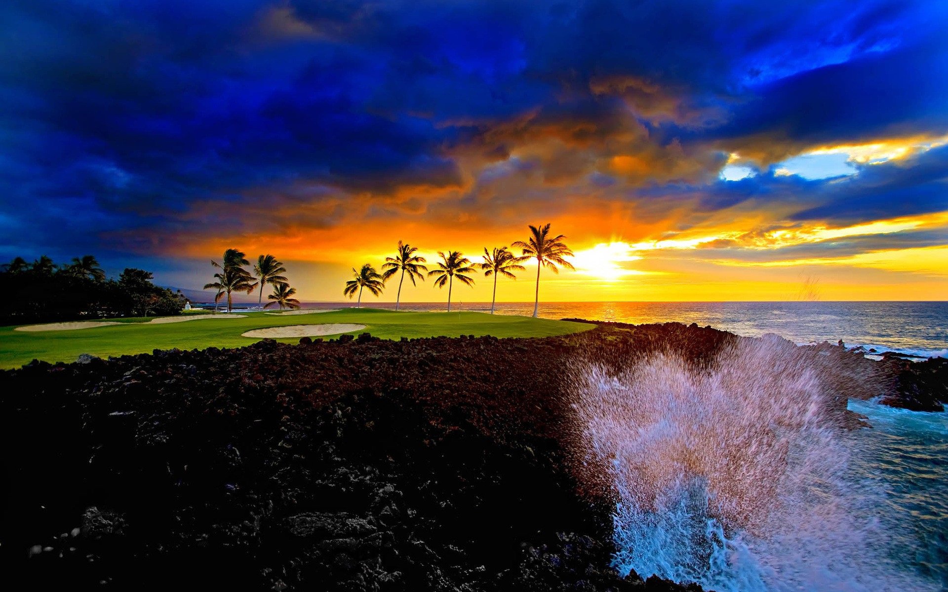 côte palmiers océan ciel horizon nuages vagues éclaboussures aube coucher de soleil