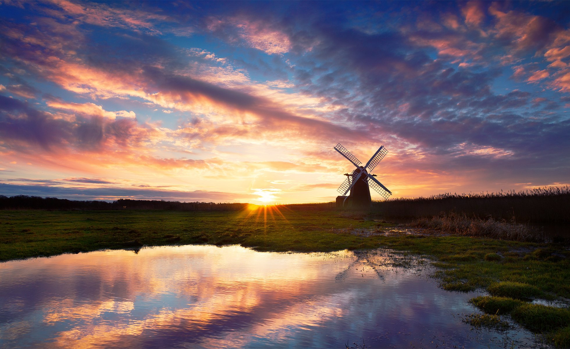 moulin à vent lac eau ciel soir coucher de soleil soleil réflexions