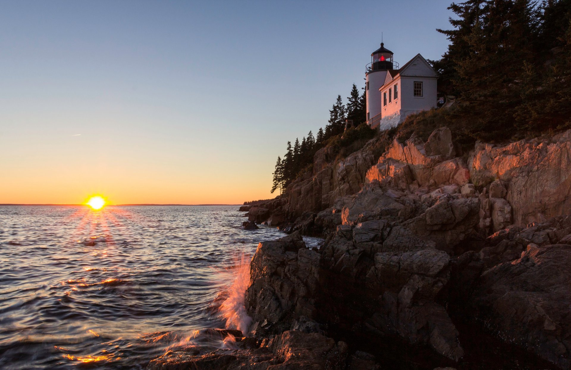 puesta de sol olas costa acantilados faro luz de la cabeza del puerto bajo luz de la cabeza del puerto bajo acadia national park maine ee.