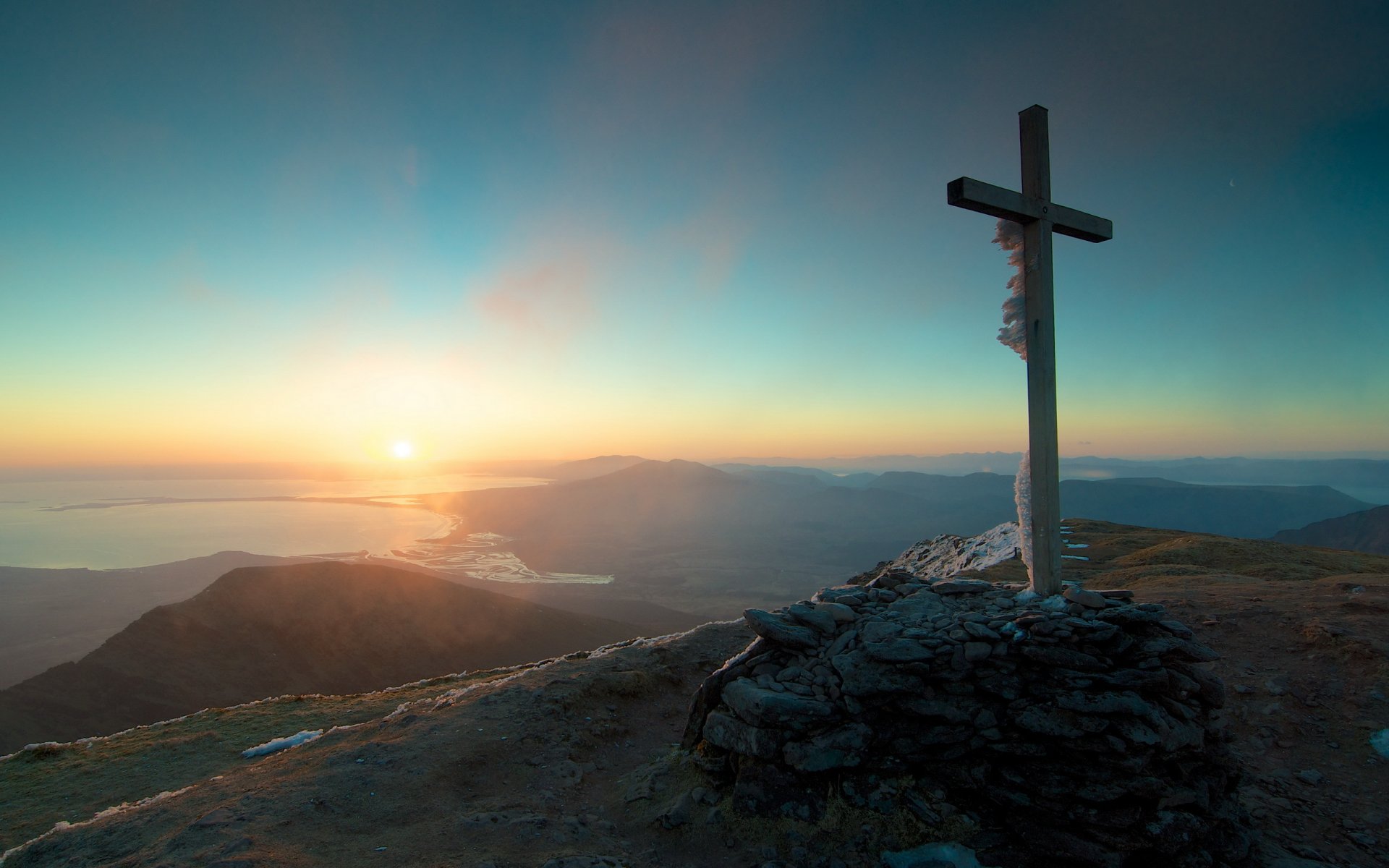 matin montagnes croix paysage