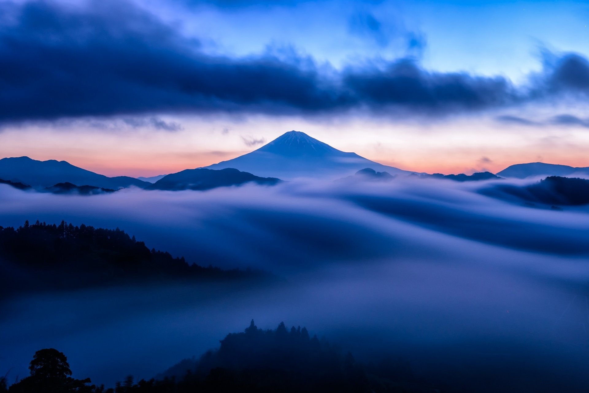 montagne brouillard ciel nuages neige bleu coucher de soleil sommet volcan bleu