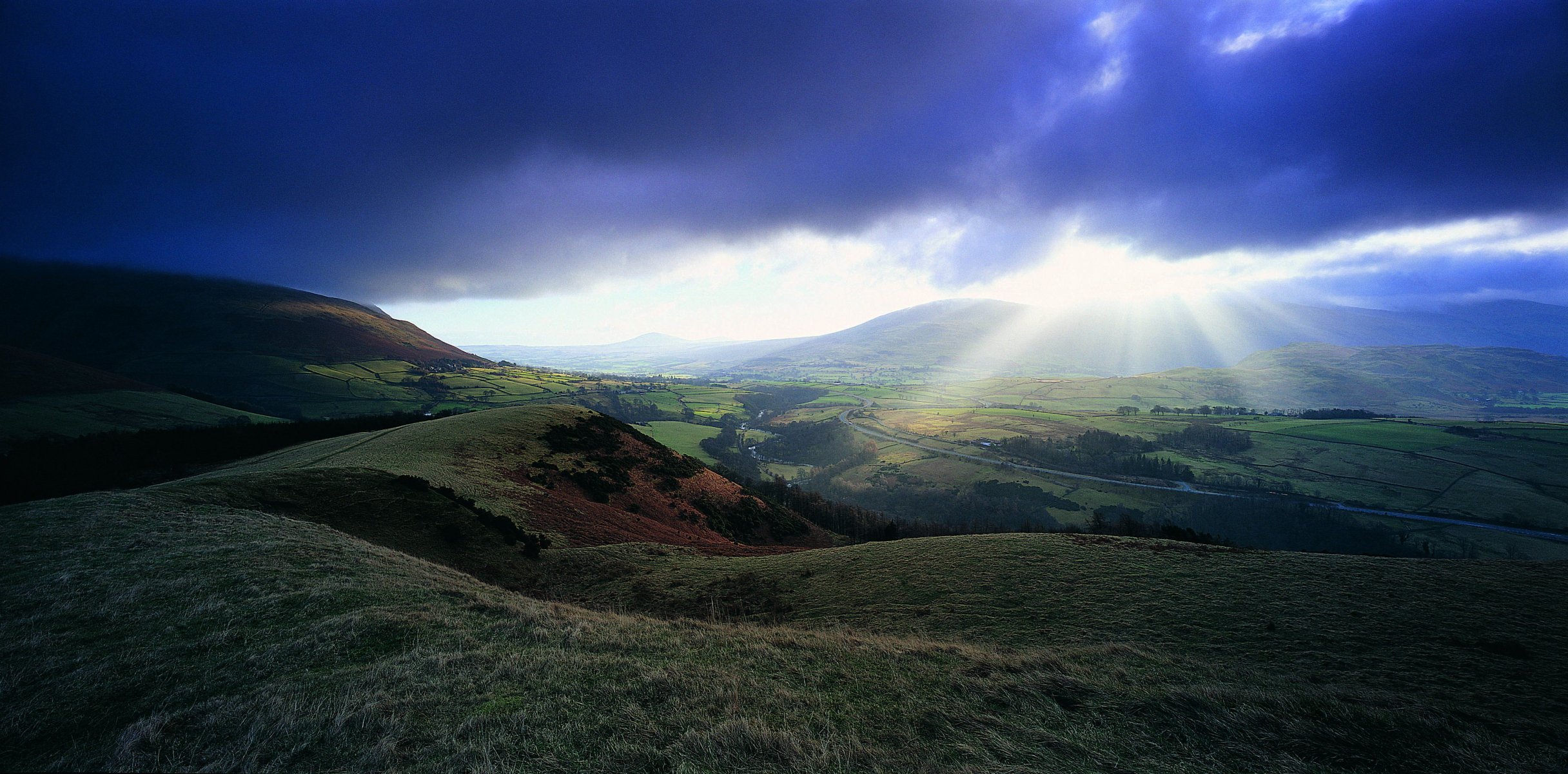 collines vallée horizon rivière ciel nuages soleil rayons