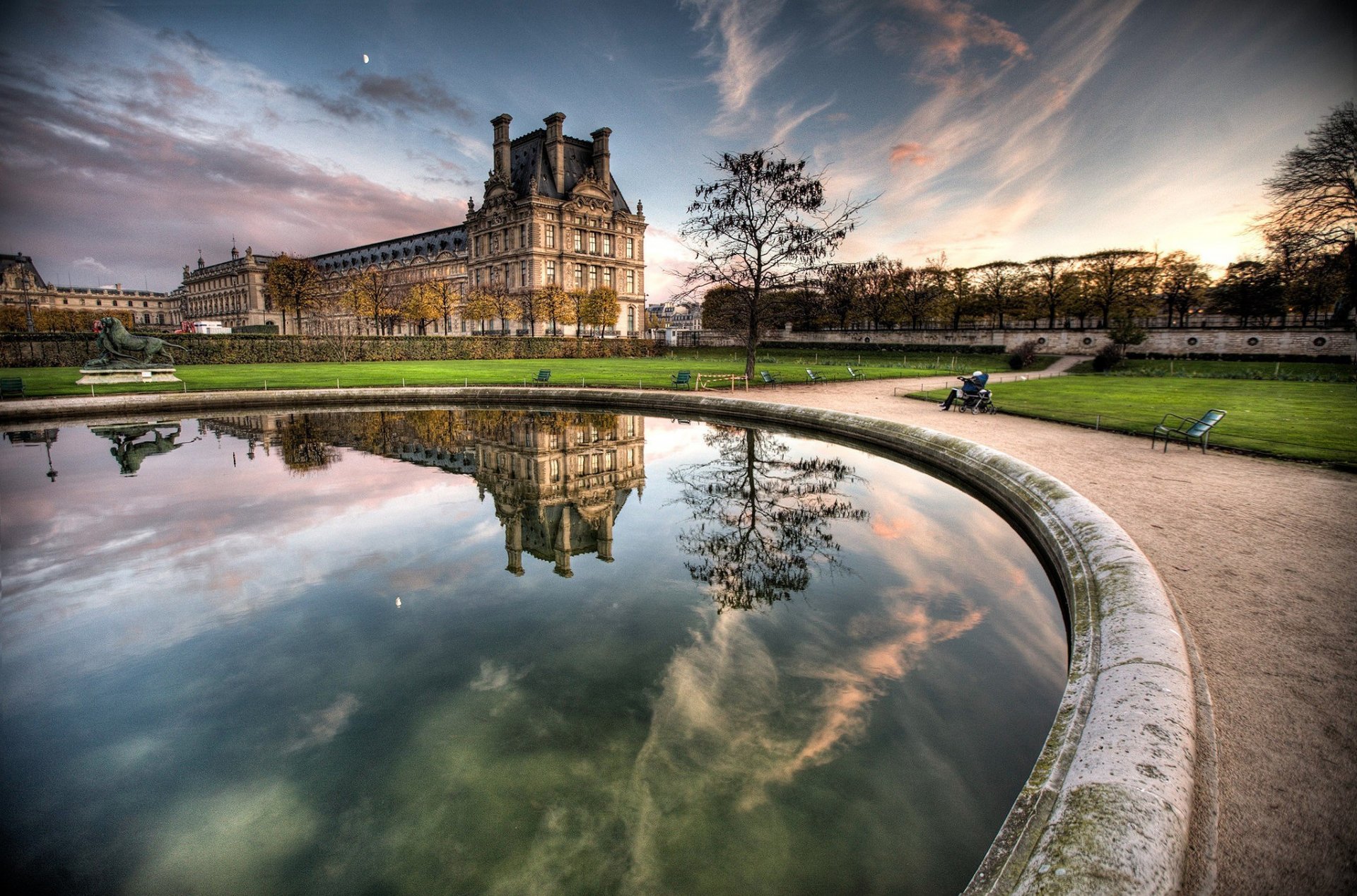 louvre de parís parís louvre reflexión agua bancos personas paisaje