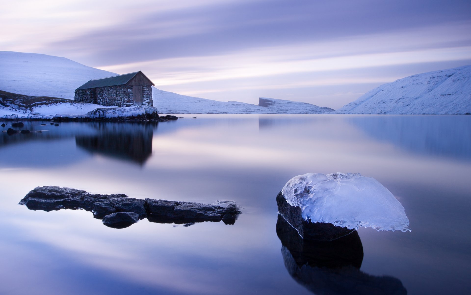 islas feroe islas feroe cabaña lago agua superficie nieve hielo témpanos de hielo lila cielo