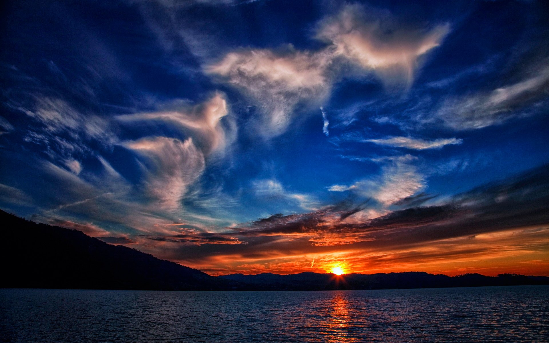 ciel nuages coucher de soleil soleil montagnes mer