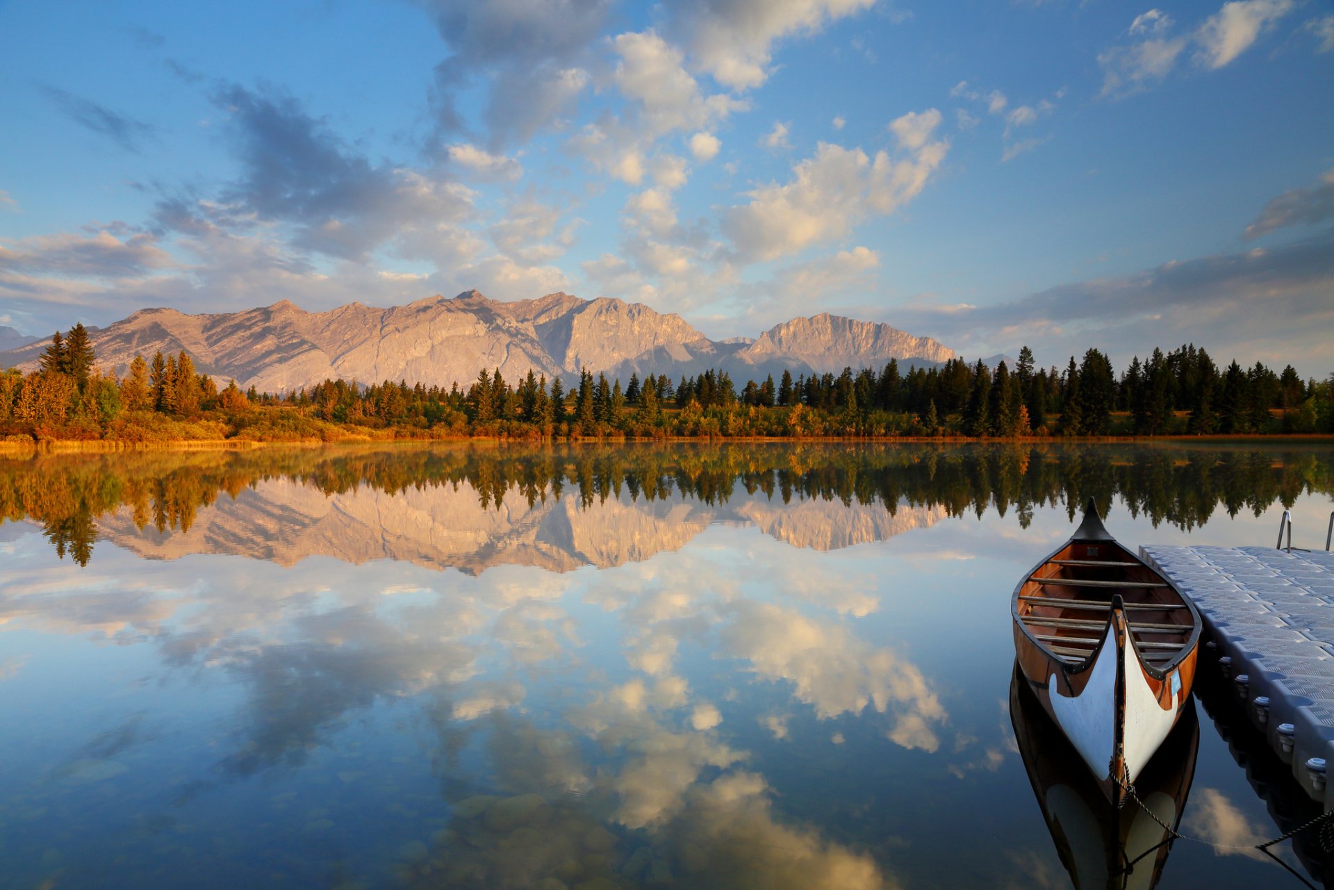 montagnes forêt lac quai bateau réflexion