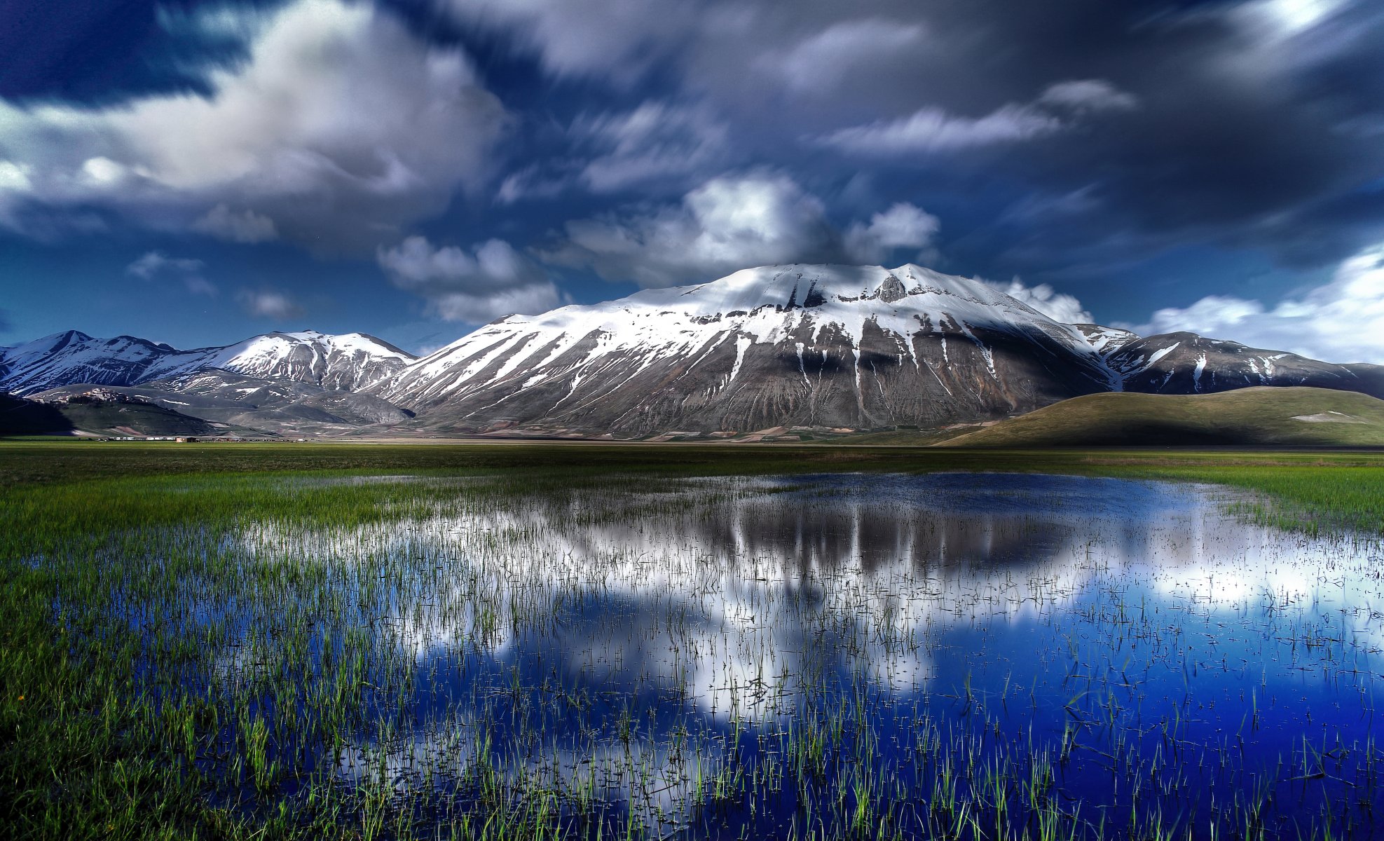 italia parque nacional sibillini montañas cuerpo de agua hierba nubes paisaje