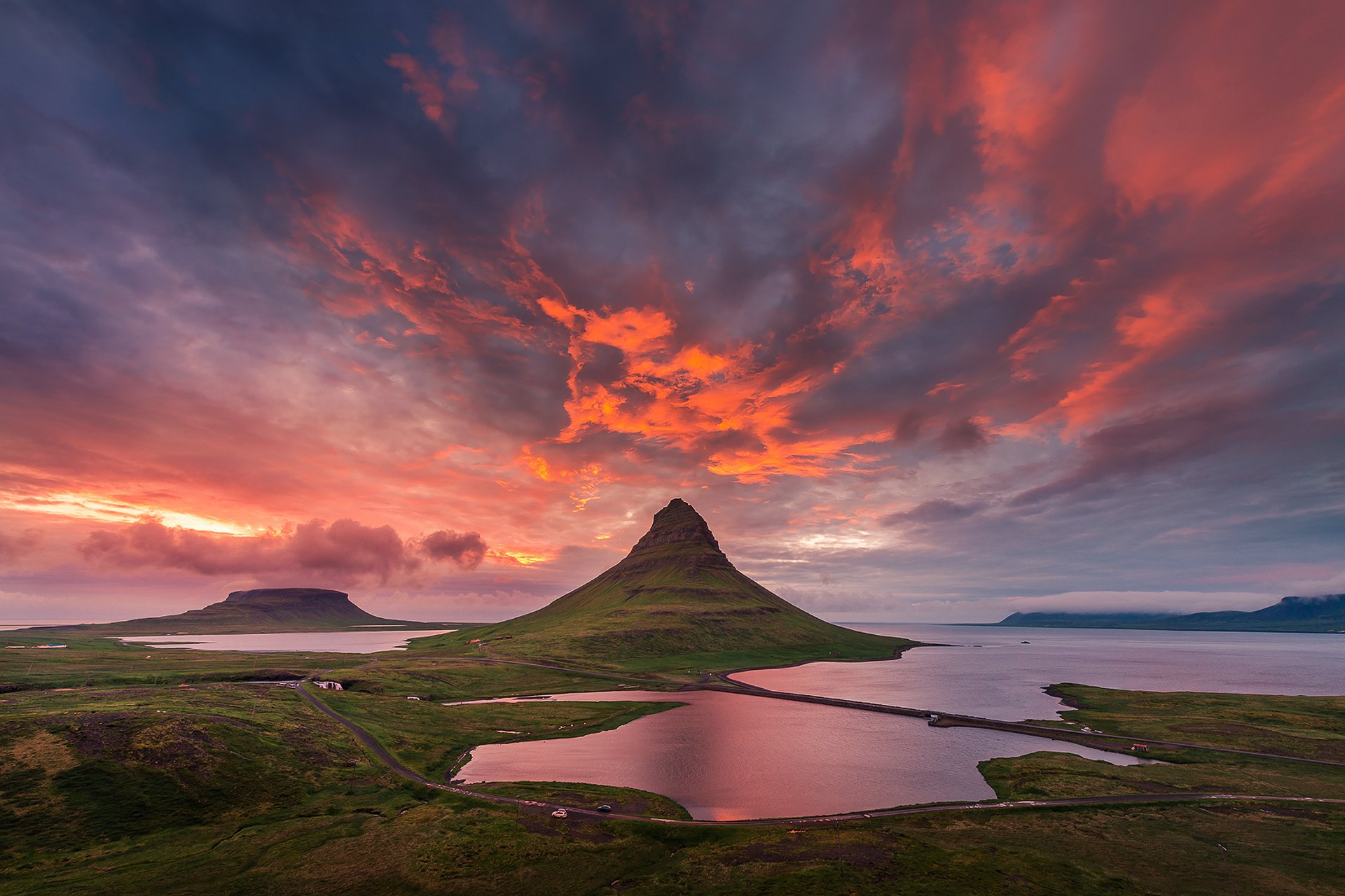 исландия гора kirkjufell полярный день лето небо облака