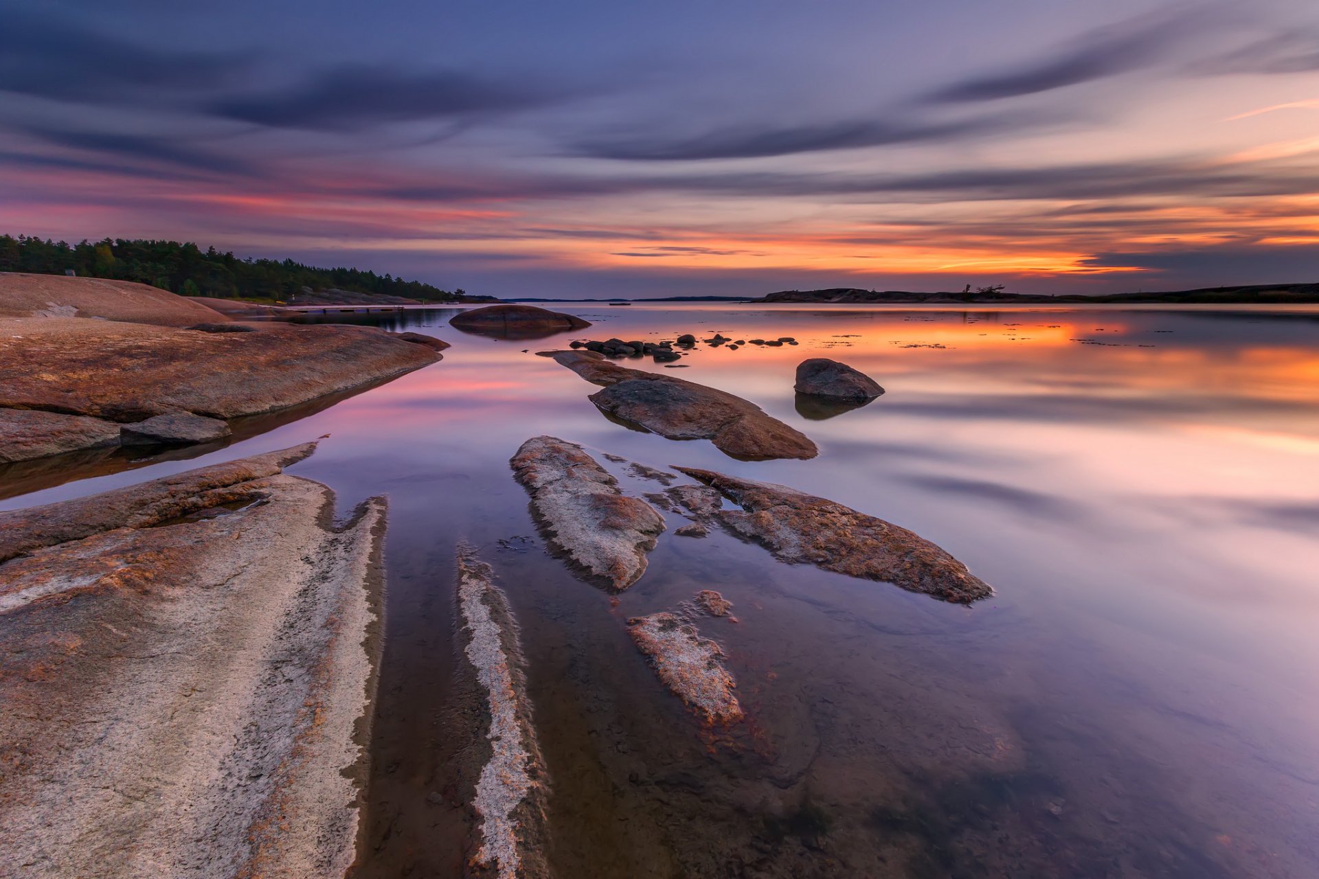 norvège rivière eau côte pierres rochers arbres soir coucher de soleil ciel nuages réflexion