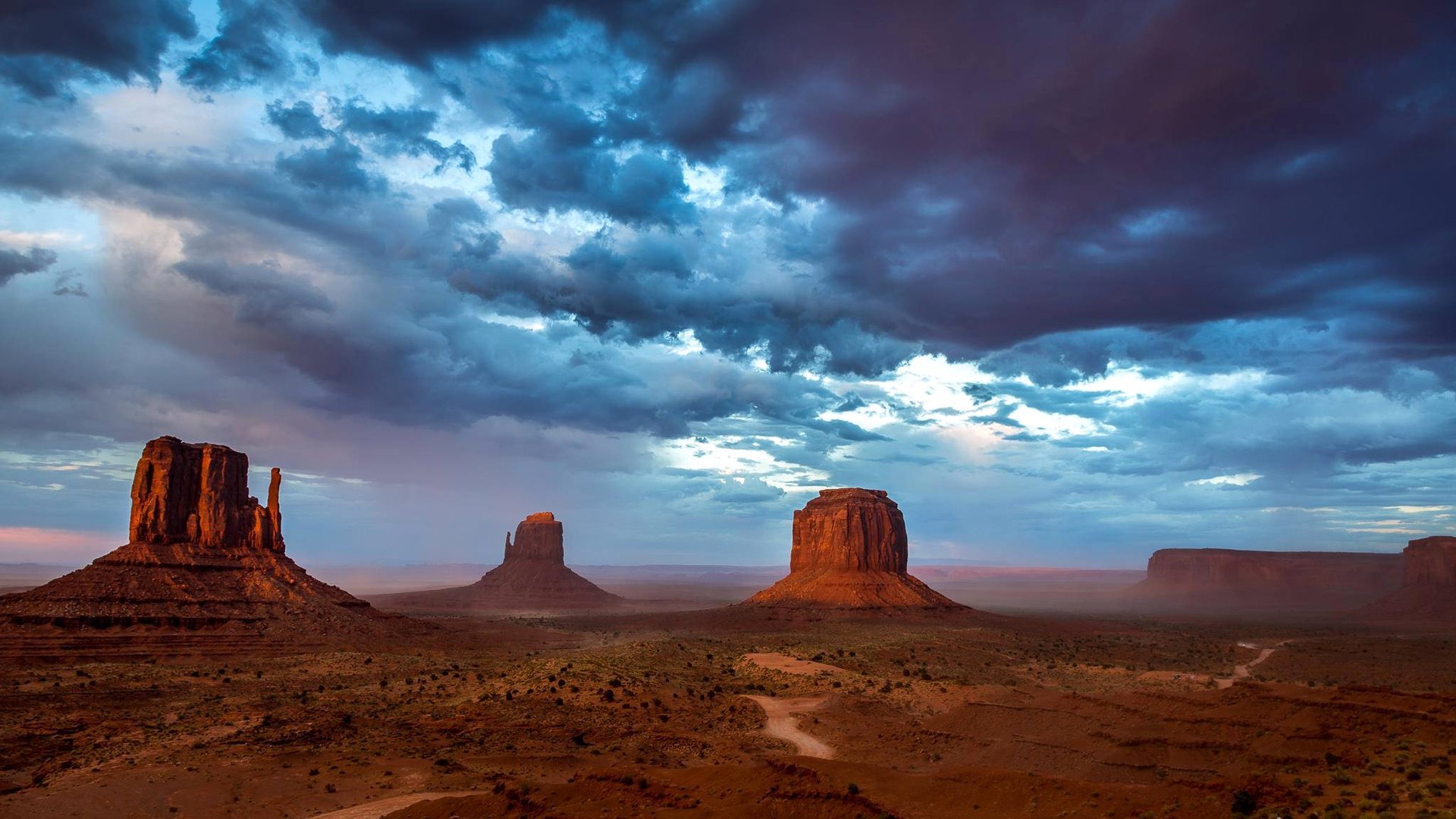 monument valley usa góry niebo chmury skały wieczór