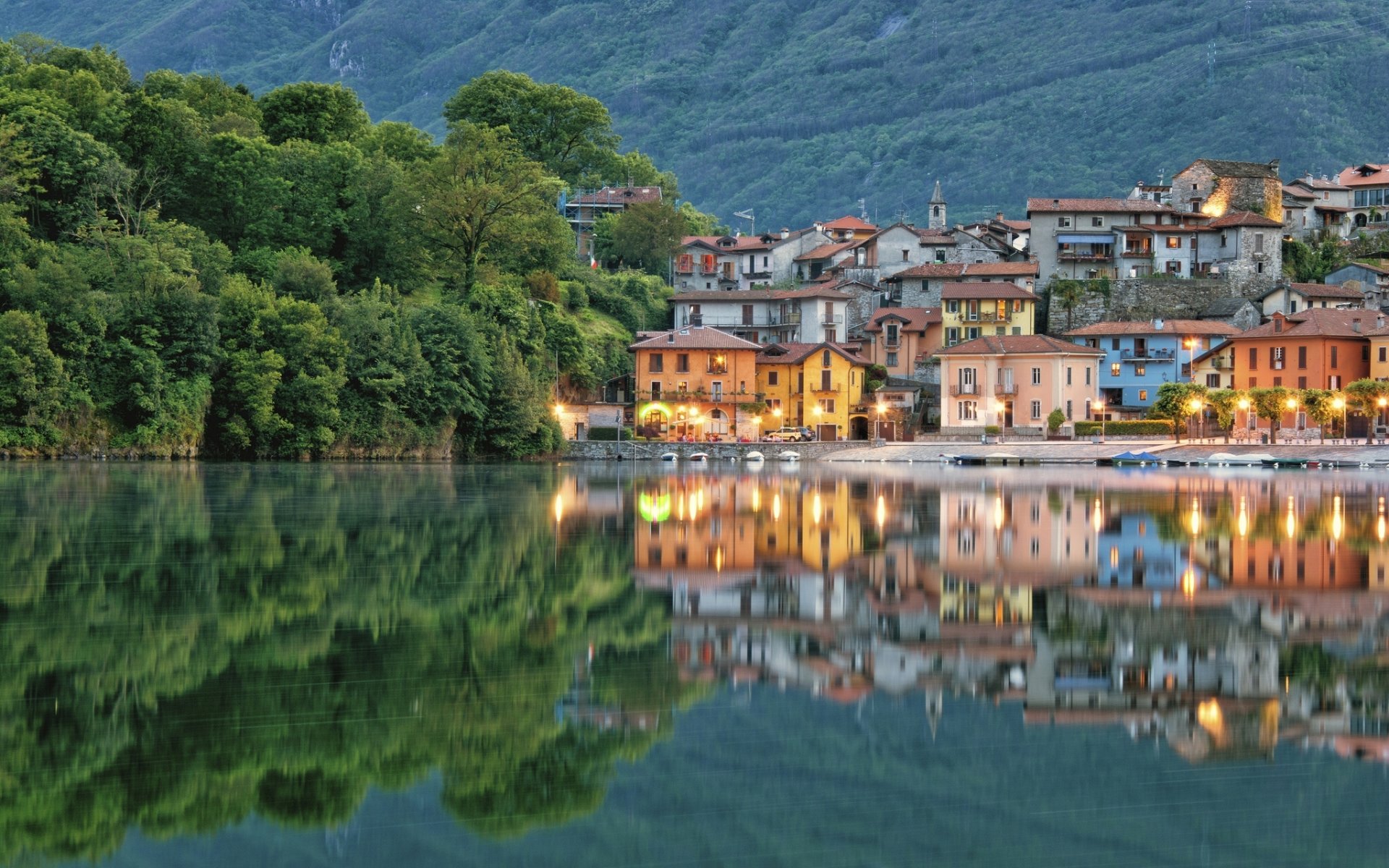 mergozzo piamonte italia lago mergozzo lago reflexión edificios paseo marítimo