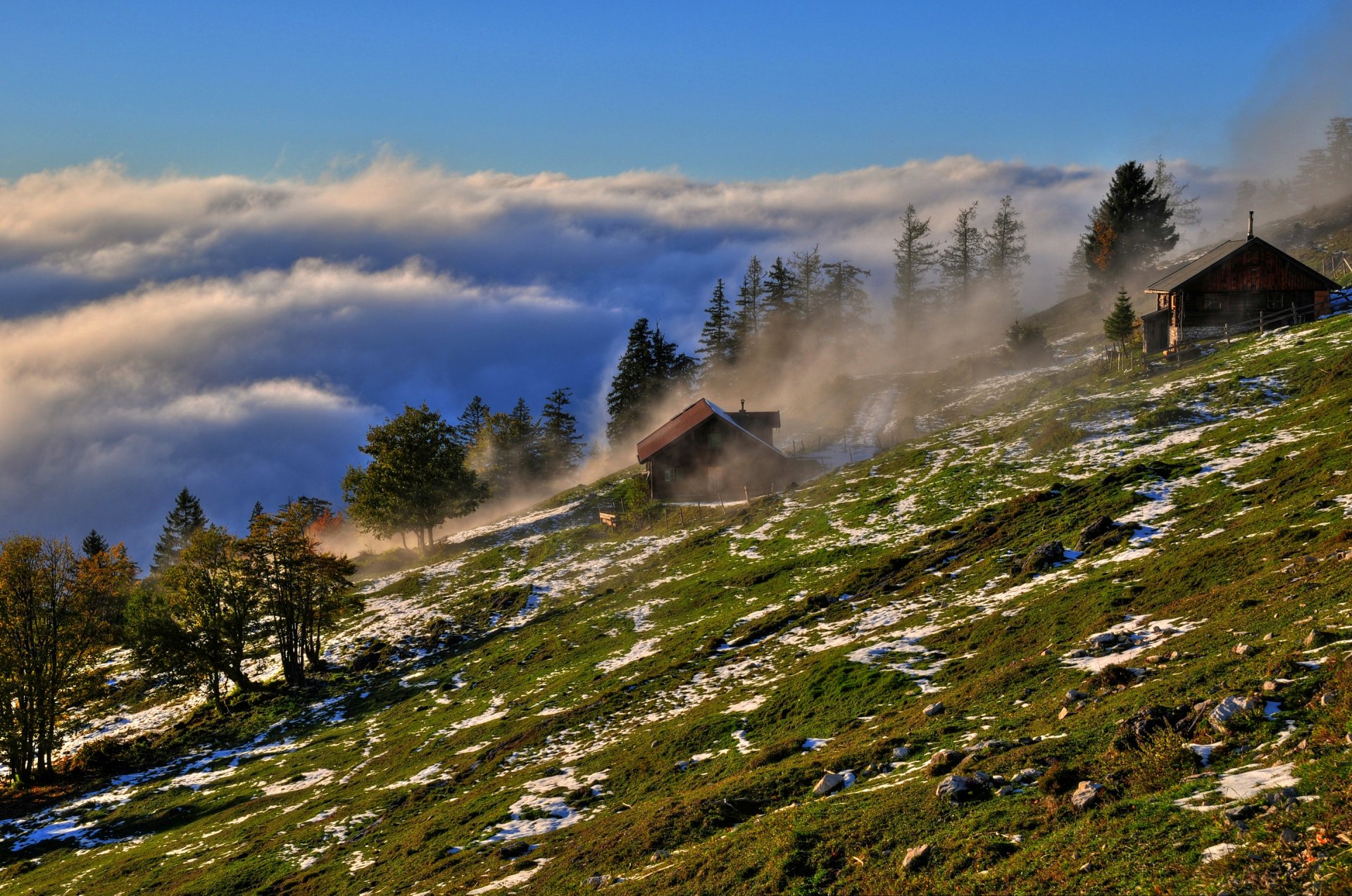 ochsenberg salzburgo austria cielo nubes niebla montañas pendiente árboles hierba casa piedras