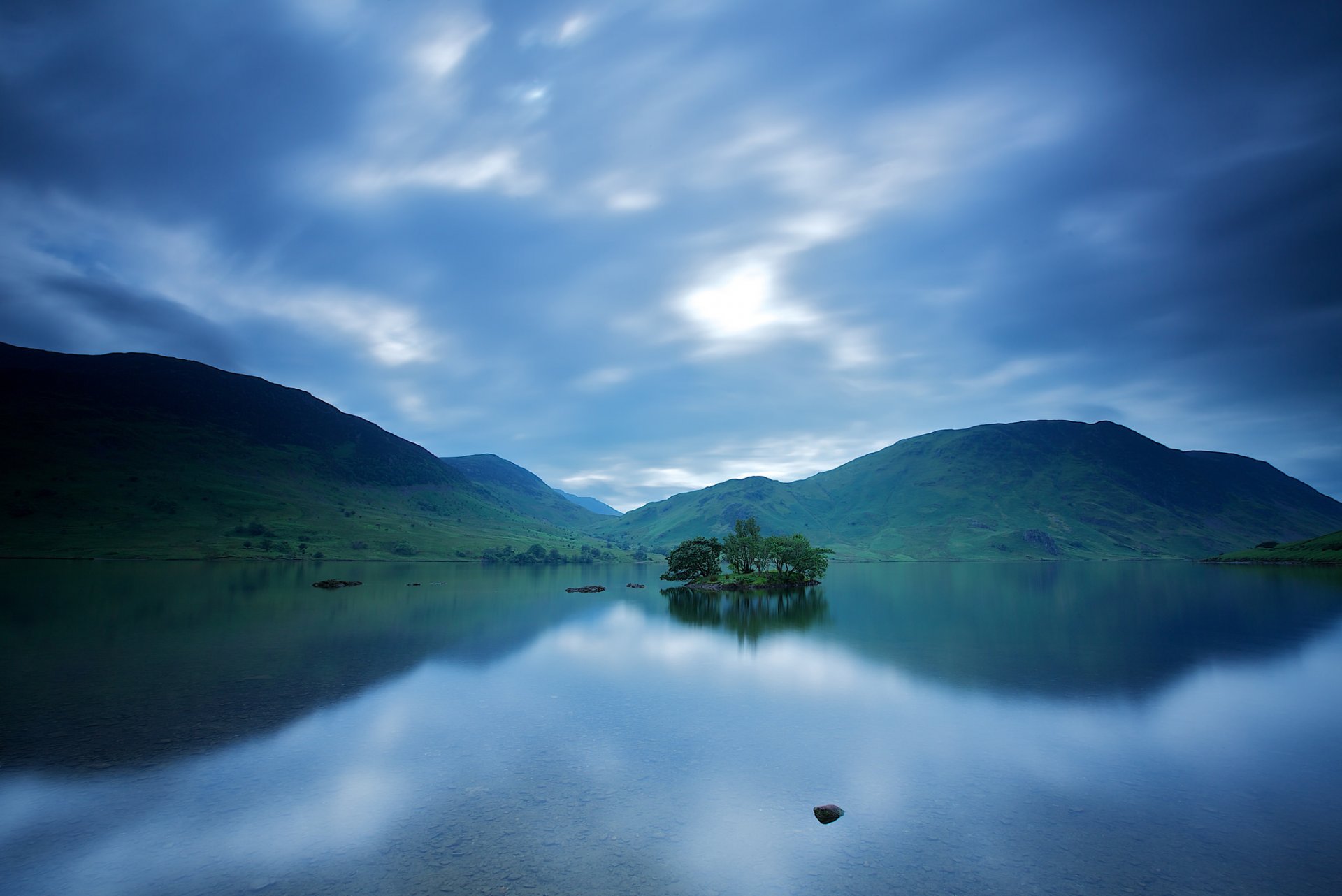 großbritannien england see wasser oberfläche hügel himmel wolken reflexion morgen vor sonnenaufgang