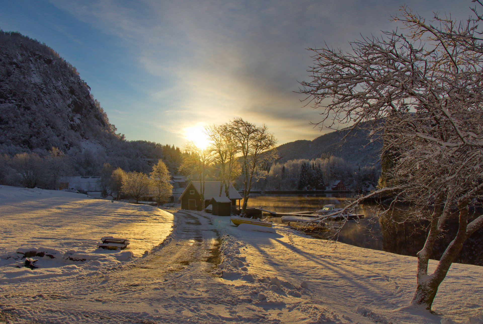 himmel sonne sonnenuntergang wolken berge fluss hütte straße boot boot schnee winter bäume