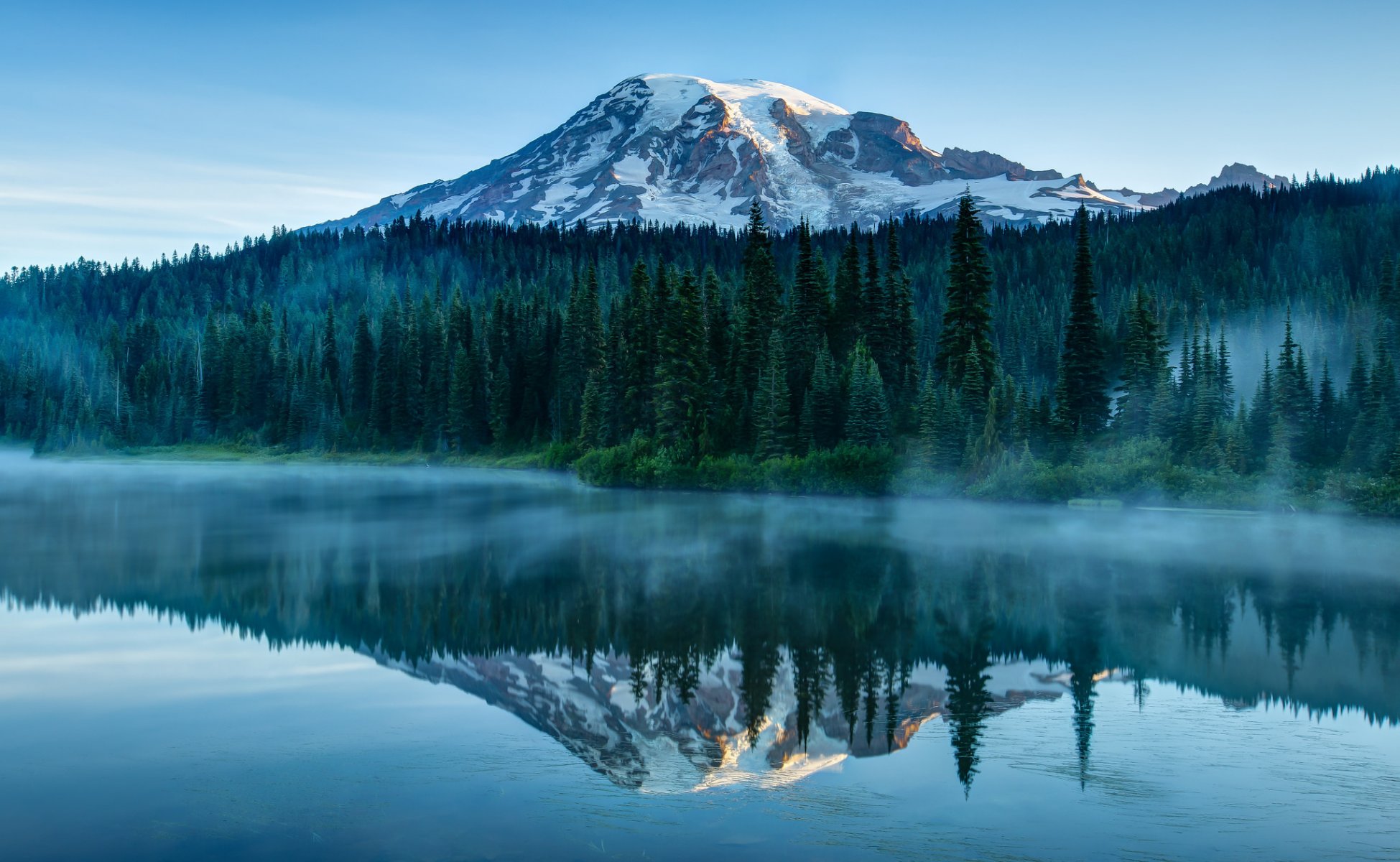 estados unidos estado de washington parque nacional estratovolcán montaña rainier bosque árboles niebla azul cielo naturaleza río agua superficie reflexión