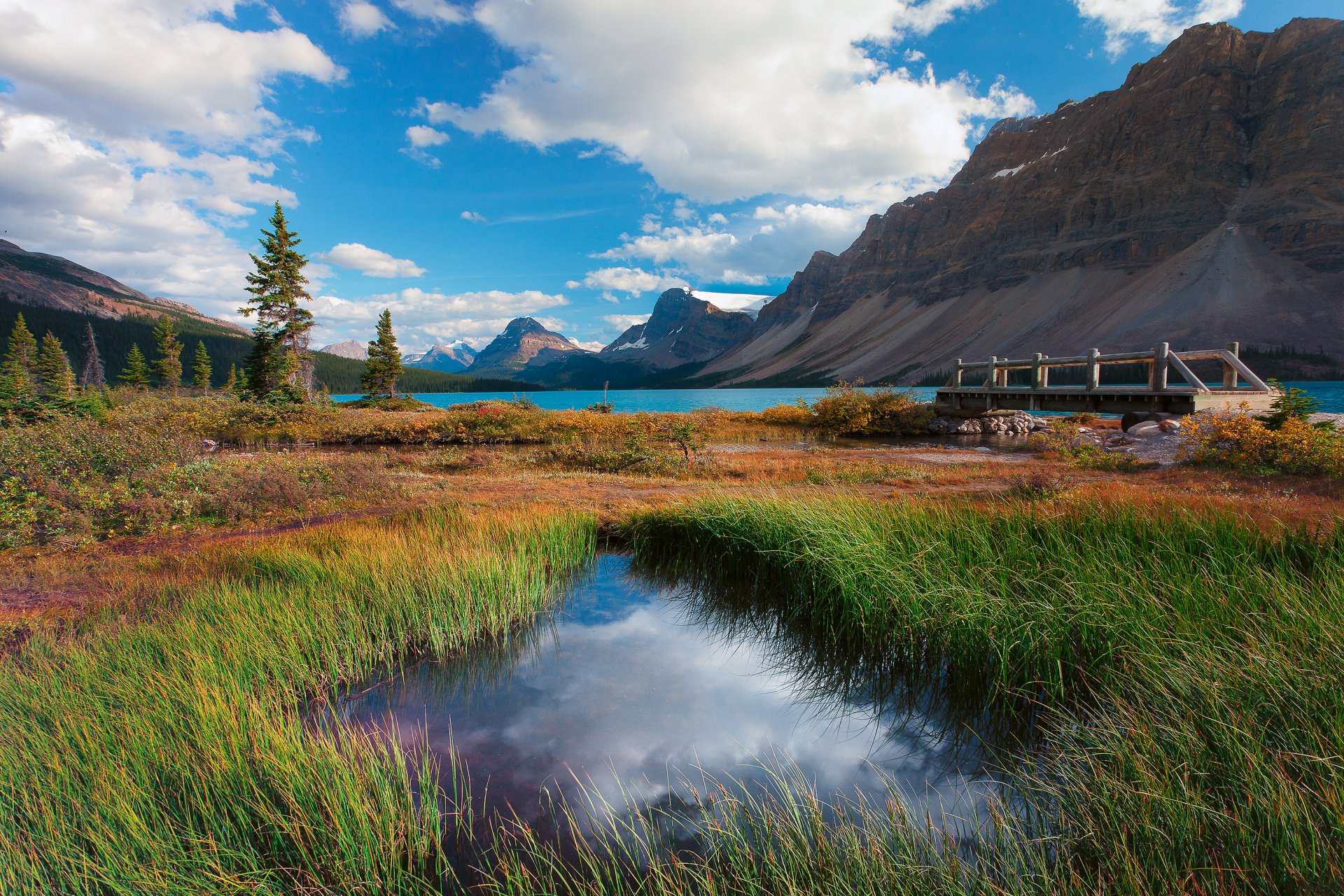 parque nacional banff alberta canadá lago montañas cielo nubes bosque árboles hierba puente otoño naturaleza